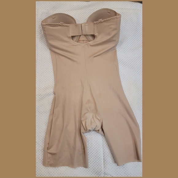 SPANX Cupped Mid Thigh Champagne Beige Bodysuit - M - Picture 4 of 15